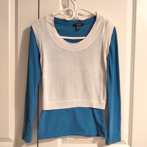 ✨SALE: 3 for $15!✨ Layered Blue + White Business Casual Shirts - Picture 2 of 4